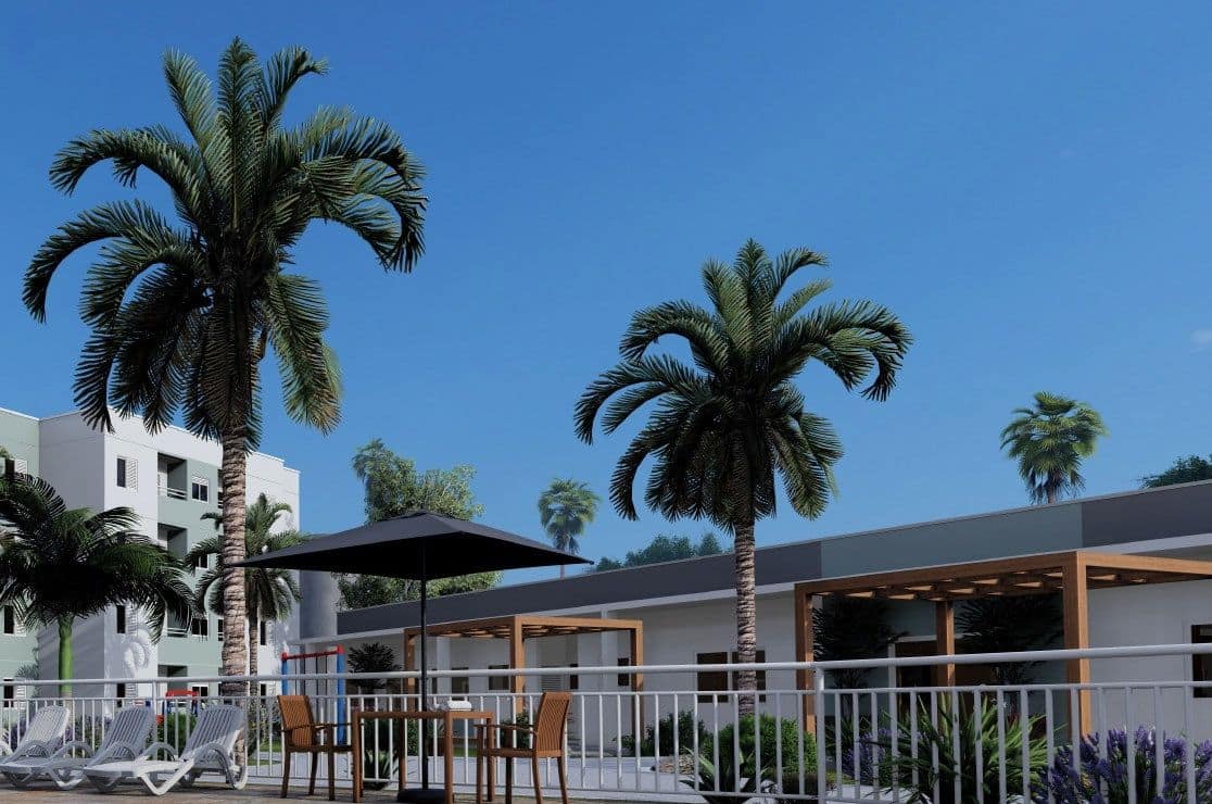 Área da piscina com espreguiçadeiras, guarda-sol e palmeiras